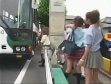 Молодых студенток трахают в автобусе 