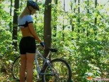 Секси велосипедистка демонстрирует свою киску